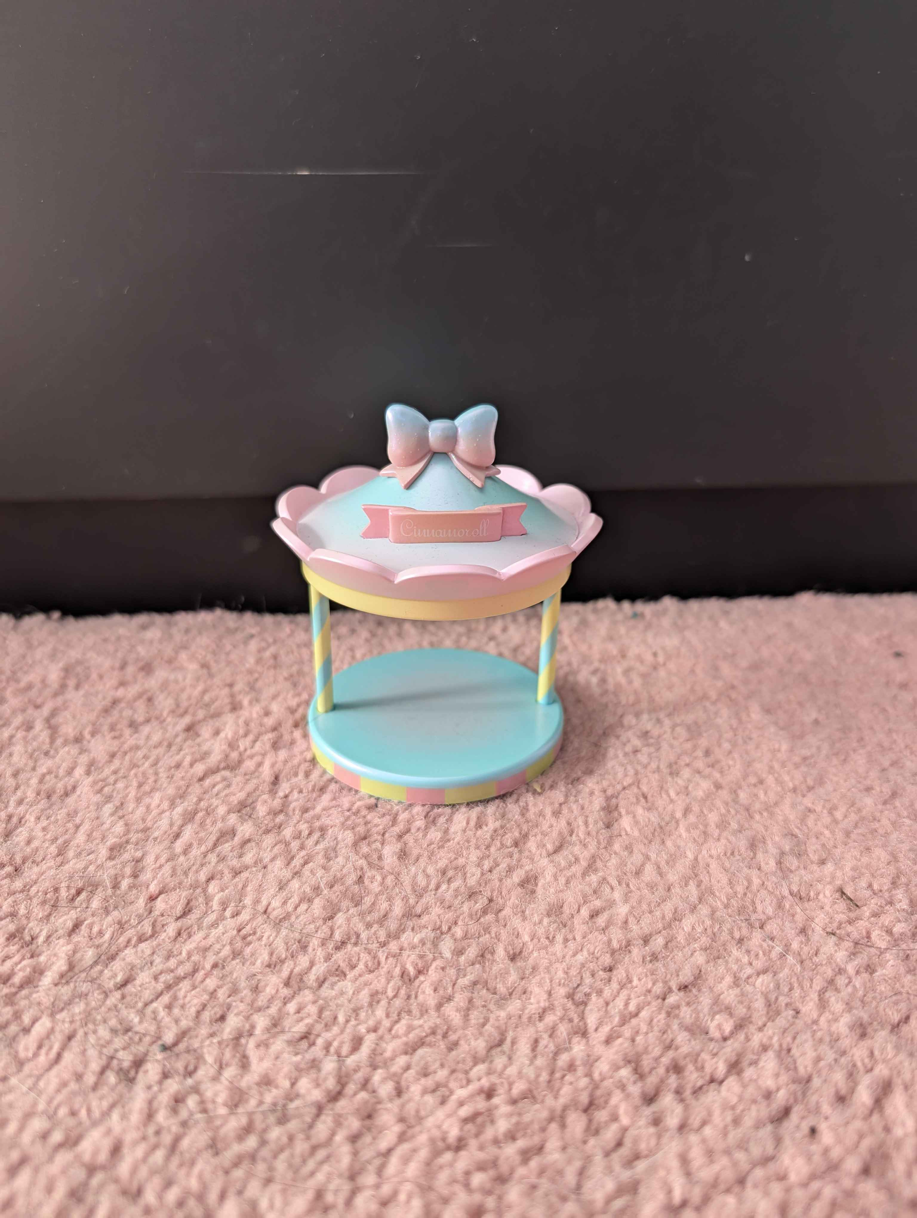 My 4Th model reference, I wanted to experiment with something that had a shape closer to a bulding of sorts. I thought the rimmed trim on the top of the carousel 
                 would be interesting to model. Another part of this item that interested me was the ribbon featured at the top.