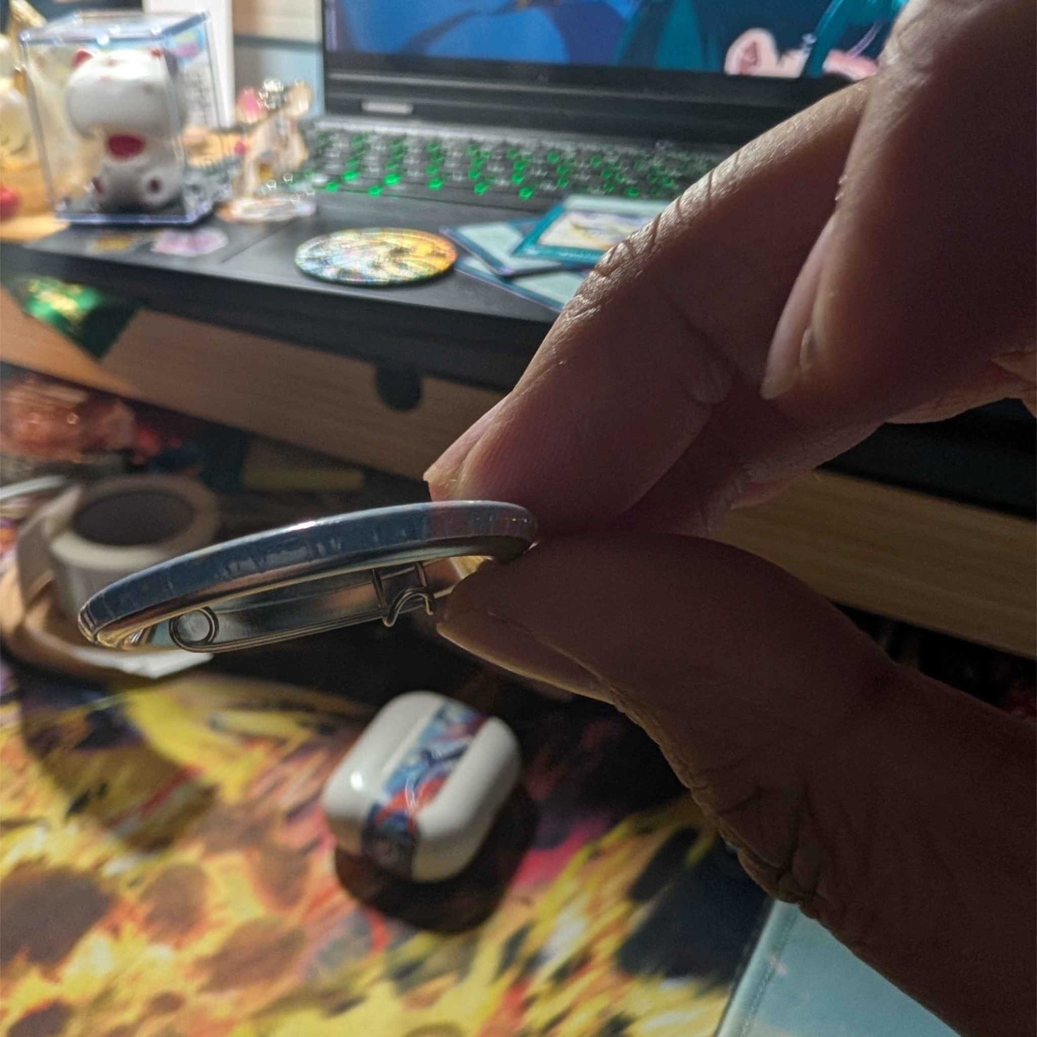 Alternate angle of the badge to display the width of the badge.